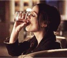 Rachel Bilson consuming alcohol